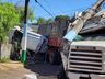 Caminhão desgovernado causa diversos danos em postes, veículo e residência de Iporã do Oeste