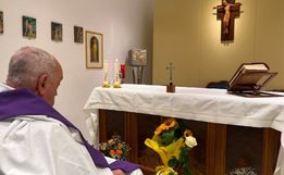 Vaticano divulga primeira foto do papa Francisco desde início da internação