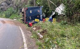 Tombamento de caminhão carregado com bebidas mobiliza bombeiros na SC-305
