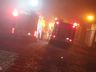 Edificação é atingida por incêndio na área industrial de Riqueza