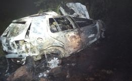 Grave acidente deixa veículo destruído por incêndio no interior