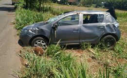 Carro emplacado em Minas Gerais sai da pista e capota na SC 283