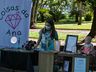 Artesãos  realizam feira na área coberta da Praça Walnir Bottaro Daniel