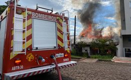VÍDEO: incêndio em residência mobiliza Bombeiros, Polícia Civil, PM e Celesc