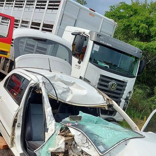 VÍDEO: colisão entre caminhão e carro deixa condutor de 18 anos ferido na BR 163