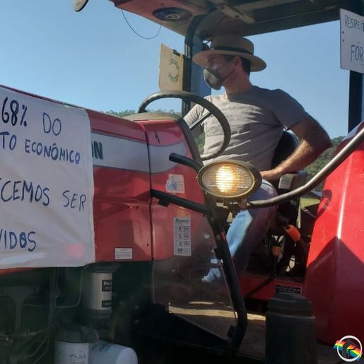 Produtores rurais realizam manifesto com carreata na cidade de São João do Oeste