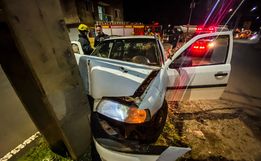 Condutor colide com carro em poste na Willy Barth em SMO; vídeo