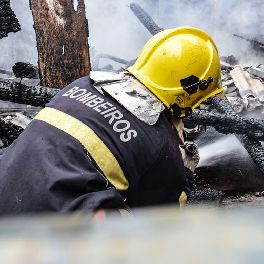 VÍDEO: Incêndio destrói depósito no centro de Barra Bonita