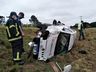 Motorista é encontrado morto ao lado de carro capotado