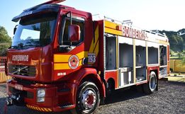 Bombeiros de Anchieta recebem caminhão tanque de combate a incêndio  