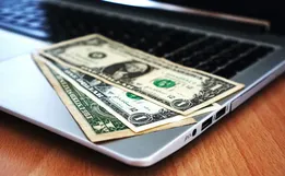 Dólar opera abaixo de R$ 5 pela primeira vez desde junho de 2022