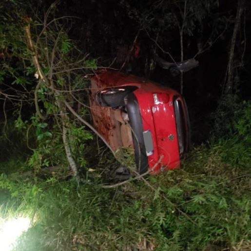 Condutor embriagado sai da pista e capota veículo na BR-163 