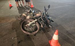 Jovem fica ferido em colisão entre carro e moto no centro de Itapiranga