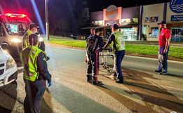Motorista abre porta, ciclista cai e sofre ferimentos em SMOeste 
