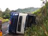 Tombamento de carreta deixa motorista ferido em Romelândia