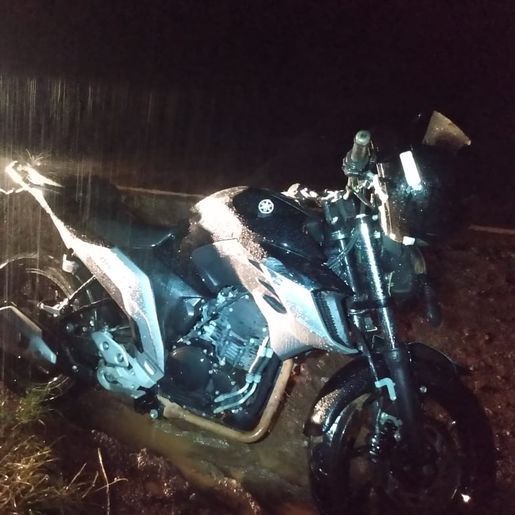Saída de pista de moto deixa duas pessoas feridas na SC 496