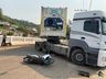 Mulher fica ferida ao colidir motocicleta em carreta em Itapiranga