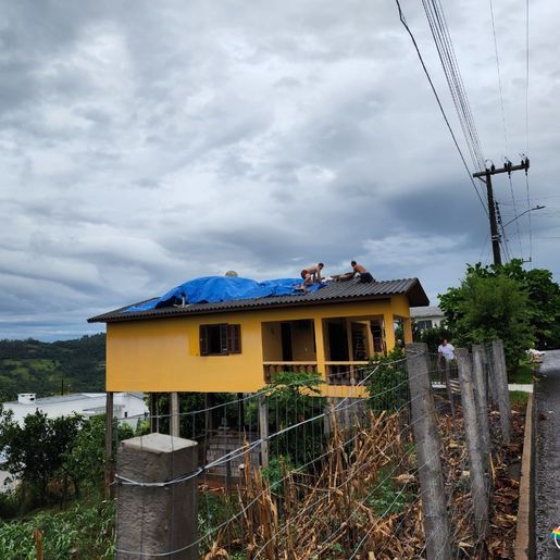 Temporal causa destelhamentos de casas em Itapiranga