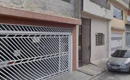 Menina de 3 anos amarrada com cabos de TV é resgatada pela polícia
