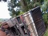 Dois homens ficam feridos em tombamento de caminhão no interior de Campo Erê