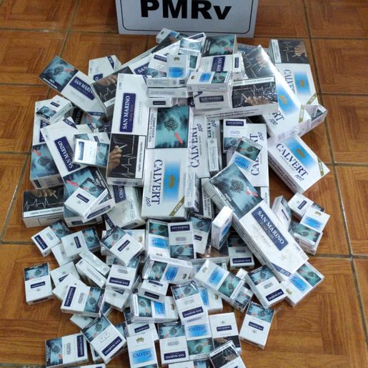Polícia apreende mais de 970 maços de cigarros contrabandeados em estabelecimentos de Riqueza