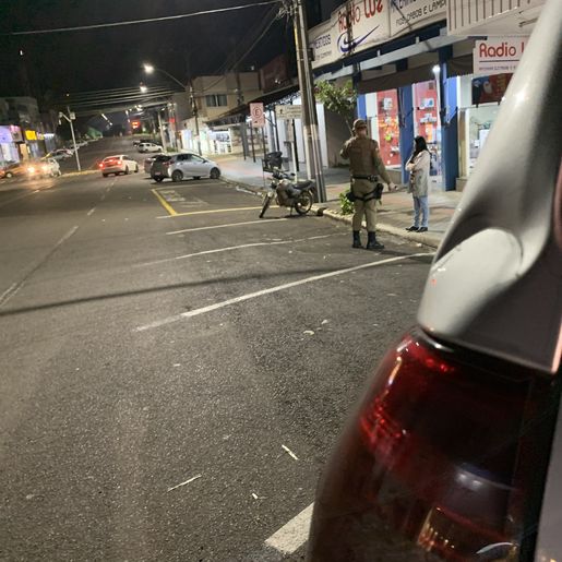 Motociclista fica ferido após colidir na traseira de carro em SMOeste