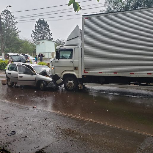 Condutor de veículo sofre ferimentos graves em colisão com caminhão