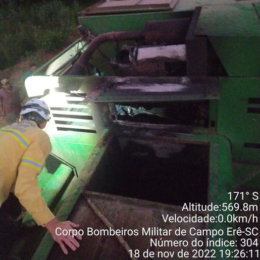 Incêndio em colheitadeira mobiliza bombeiros em Campo Erê 