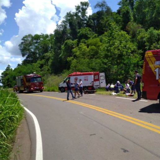 Adolescentes ficam gravemente feridos em acidente de moto