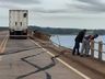 Motorista morre após caminhão cair de ponte com mais de 53m de altura no Paraná