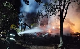 Galpão pega fogo e mobiliza bombeiros no interior de Iraceminha