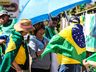 VÍDEO: Dezenas de pessoas participam de ato em frente ao 14º RCMec