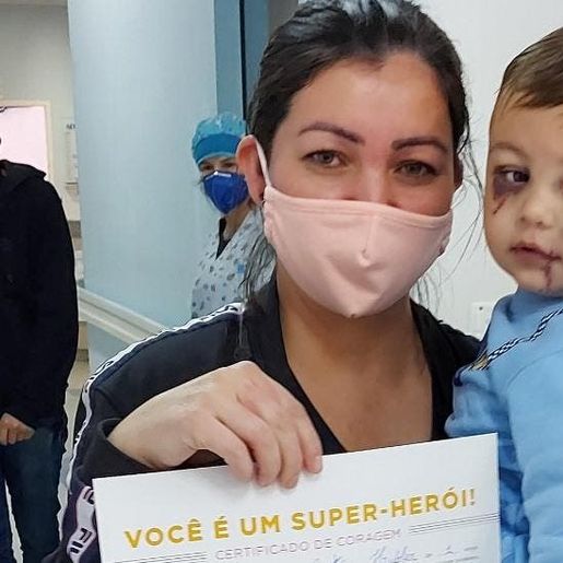 Bebê que sobreviveu a ataque em creche recebe alta no dia das mães