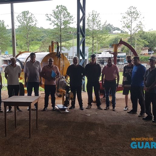 Prefeitura repassa equipamentos para grupos de agricultores