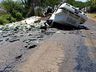 Caminhão carregado de cerveja tomba na SC 163 em Itapiranga