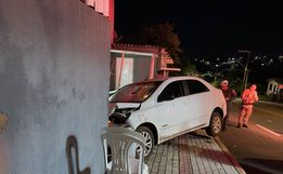 Condutor sofre mal súbito e colide em muro de vidro de residência em Campo Erê