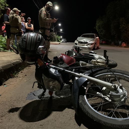 Colisão entre carro e moto deixa mulher gravemente ferida