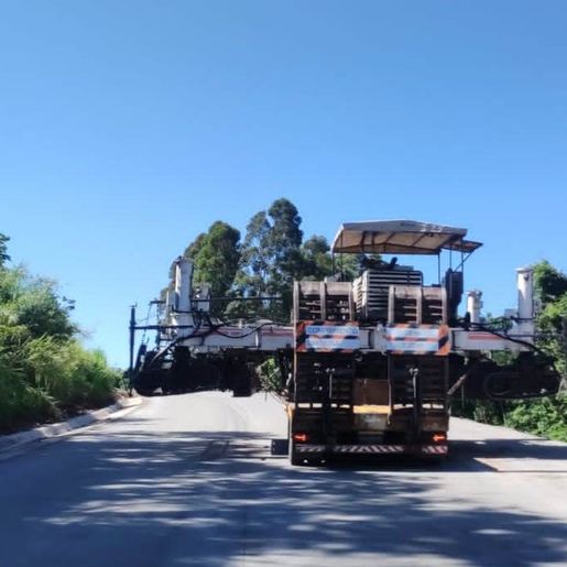 Realizado o transporte da pavimentadora da BR-163