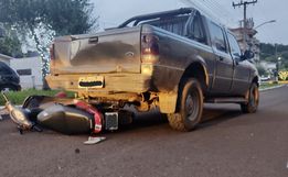 Batida entre camionete e moto deixa jovem ferido em Guarujá do Sul