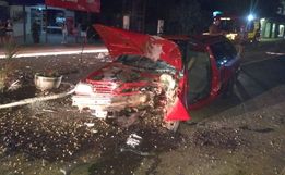 Motorista fica ferido em colisão de carro em poste