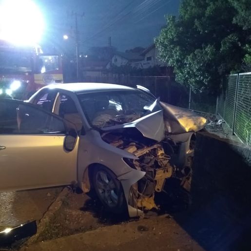 Colisão de carro contra muro deixa motorista ferido