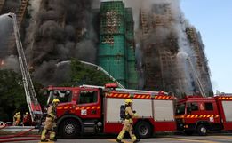 Incêndio de grandes proporções atinge complexo residencial em Hong Kong e deixa 13 mortos