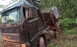 Bitrem sai da pista e deixa motorista ferido na BR-282 em Nova Itaberaba