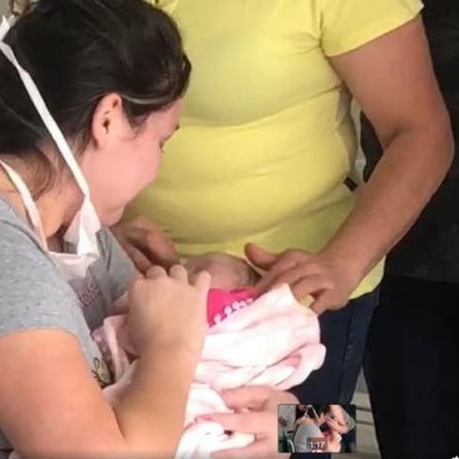 Vídeo: Mãe se recupera da Covid-19 e segura filha no colo primeira vez