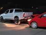 Carro colide em caminhonete estacionada 