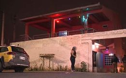 Homem leva esposa e irmã para diversão em bordel, mas noite acaba na delegacia