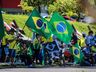 VÍDEO: Dezenas de pessoas participam de ato em frente ao 14º RCMec