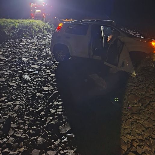 Capotamento deixa duas pessoas feridas entre Guarujá do Sul e SJCedro
