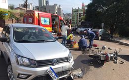 VÍDEO: Colisão entre carro e moto deixa jovem ferido em SMO