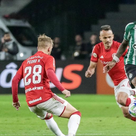Inter passa trabalho em jogo fraco, mas vence o Coritiba fora de casa; vídeo